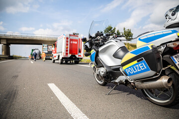 Polizeimotorrad auf der Autobahn
