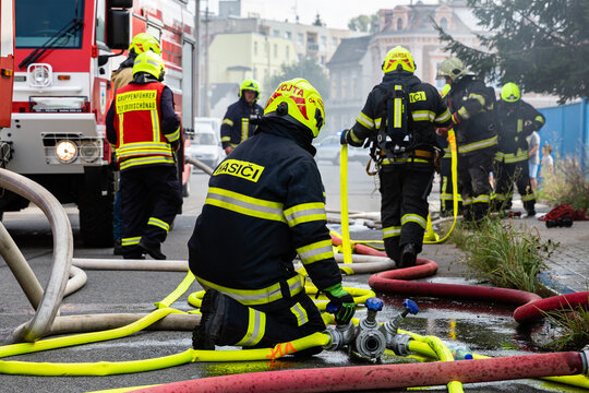 Feuerwehr l&ouml;scht brennendes Haus