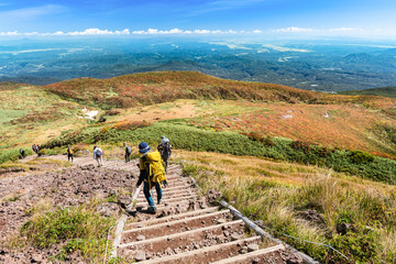 栗駒山登山道全山紅葉の中央コース稜線を行く登山者