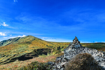 栗駒山登山道紅葉で快晴の東栗駒山案内板