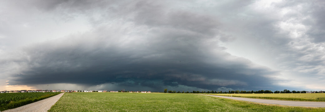 Panoramaaufnahme von Unwetter Gewitterfront