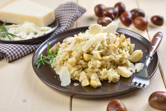 Leckeres Rosmarin-Risotto mit frischen Maronen und gehobeltem Parmesan-Käse – Delicious rosemary risotto with cooked fresh chestnuts and grated parmesan cheese