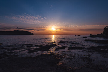 沈む夕日に照らされて