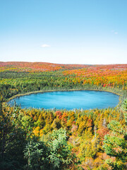 Fototapeta na wymiar Fall colors and a lake in northern Minnesota