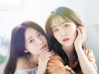 女性二人の美容イメージ　スキンケア　エステ　脱毛サロン