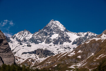 Fototapeta na wymiar Blick auf Bergspitze im Frühjahr
