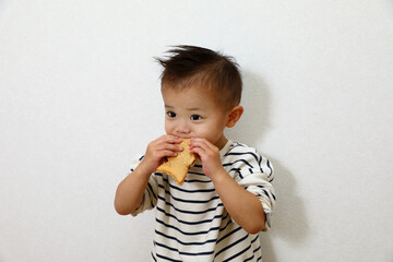 たい焼きを食べている可愛い男の子。