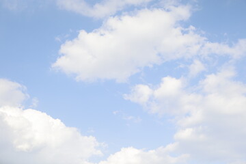 優しい雰囲気の青空と雲