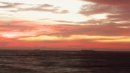 Fototapeta na wymiar horizon from the seashore during golden hour in the evening