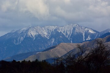まだ雪が残る日本の南アルプスの鳳凰三山