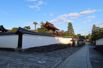 Fototapeta premium A Japanese temple in Japan 日本の京都にあるお寺: Gyokuho-in Subordinate Temple and its belfry in the precincts of Myoshin-ji Temple 妙心寺の境内にある玉鳳院の鐘楼と白壁 