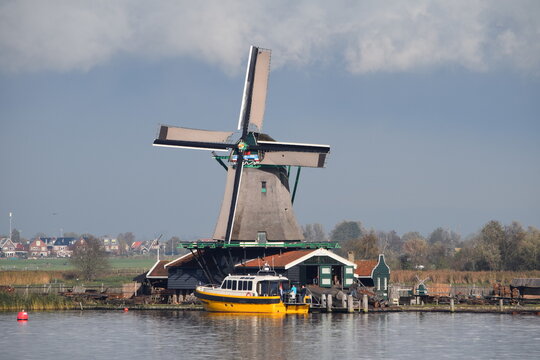 Windm&uuml;hle in Holland mit Fischboot