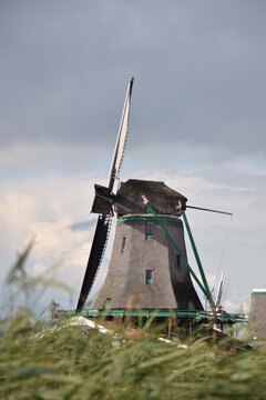 Windm&uuml;hle in Holland durch Schilf