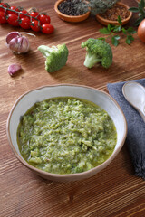 cibo vegetariano zuppa di broccoli