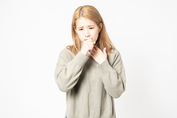 風邪をひいて喉が痛いセーターを着た若い女性