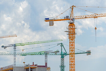 Building crane and building under construction