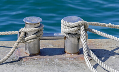 Fototapeta premium the rope and bollard