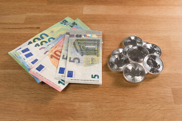 Geldscheine (EURO-Banknoten) und daneben Silber-Anlagemünze 1 Unze Feinsilber 9999 - Canada Maple...