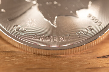 Close-up Edelmetall: ARGENT PUR 9999 - Kanadische Anlagemünze 1 Unze Feinsilber - Canada Maple Leaf FINE SILVER - Canadian Silver Maple Leaf Coin