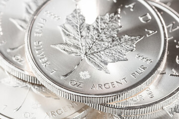 Mehrere gestapelte Kanadische Anlagemünzen 1 Unze Feinsilber 9999 - Canada Maple Leaf FINE SILVER 9999 - Canadian Silver Maple Leaf Coin - close-up / Makro