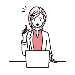 デスクで座ってPCを開いて何かひらめいたジャケットの女性