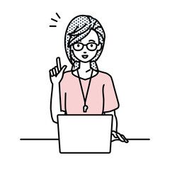 デスクで座ってPCを開いて何かひらめいた教師の女性