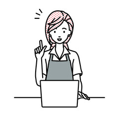 デスクで座ってPCを開いて何かひらめいたカフェ店員の女性