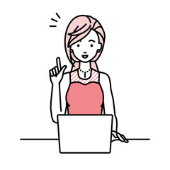 デスクで座ってPCを開いて何かひらめいたドレスの女性