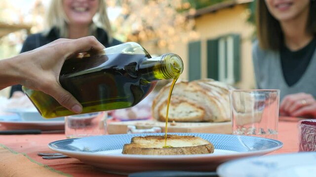 Bruschetta di pane condita con olio di oliva.
Tipico antipasto della cucina italiana, con olio extravergine di oliva