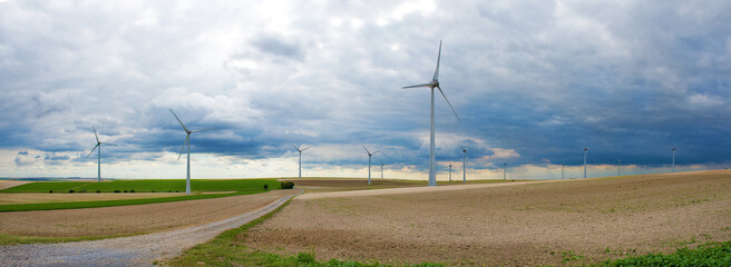 Felder mit Windmühlen, ökologische Stromgewinnung, Panorama
