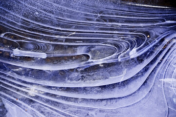 Geometric patterns in freezing ice