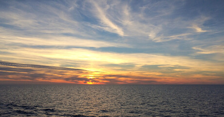 Obraz premium Dramatic sky, sunset in the ocean