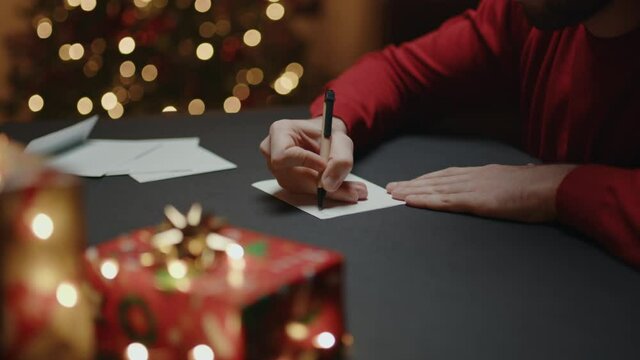Ragazzo scrive lettera a Babbo Natale