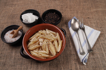 Ciotola con pasta e  formaggio