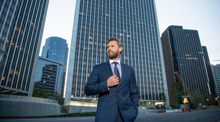 Fototapeta na wymiar confident businessman in formalwear outside the office, success