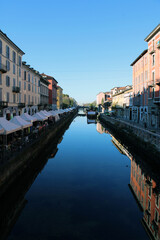 Fototapeta na wymiar Naviglio Grande di Milano con bancarelle e riflessi nell'acqua