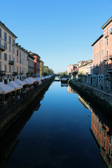 Naviglio Grande di Milano con bancarelle e riflessi nell'acqua