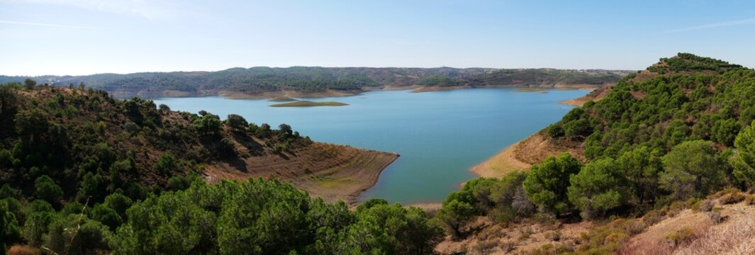 Photo panoramique du lac de retenu du barrage de l'Odeleite r&eacute;gion de l'Algarve Portugal