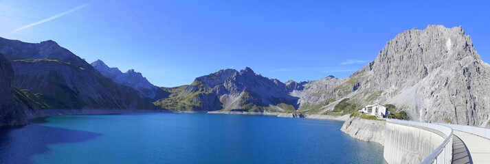 Bergpanorama am Lünersee mit Staumauer und Douglasshütte