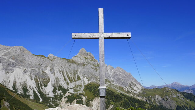 Gipfelkreuz auf dem Gipsk&ouml;pfle mit Blick auf die Zimba im Montafon