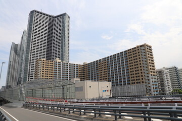 Fototapeta na wymiar 築地大橋と高層マンション群（東京都中央区）