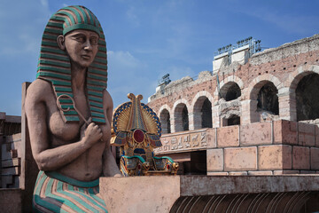 Verona. Figura di allestimento dell'opera opera lirica di Aida davanti all' Arena