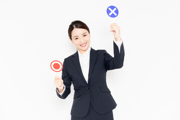 OKとNGのプラカードを持っているビジネスウーマン