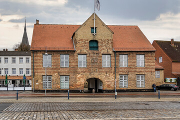 Kompagnietor am Hafen von Flensburg im Oktober 2021 im Hintergrund der Turm der Kirche St. Marien