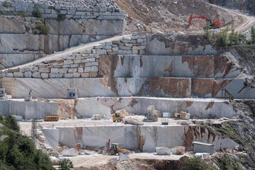 Fototapeten View of the Carrara Marble Quarries with Excavation Equipment ready for Work © GioRez