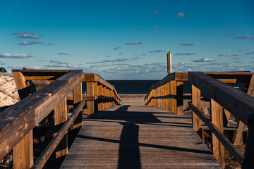 Obraz premium wooden bridge for walking with ocean view and white sand