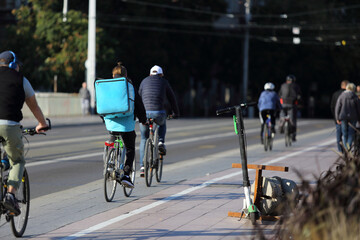 Kurier na rowerze, dostarcza jedzenie na ulicach miasta.	 - obrazy, fototapety, plakaty