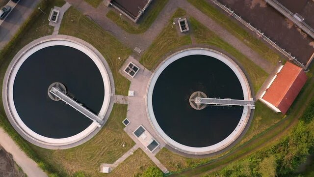 Cleaning construction for a sewage treatment