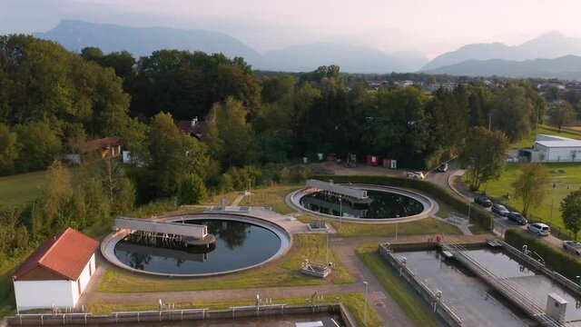 Cleaning construction for a sewage treatment