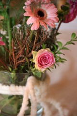 Festliche Dekoration mit Blumen auf dem Tisch bei einer Feier